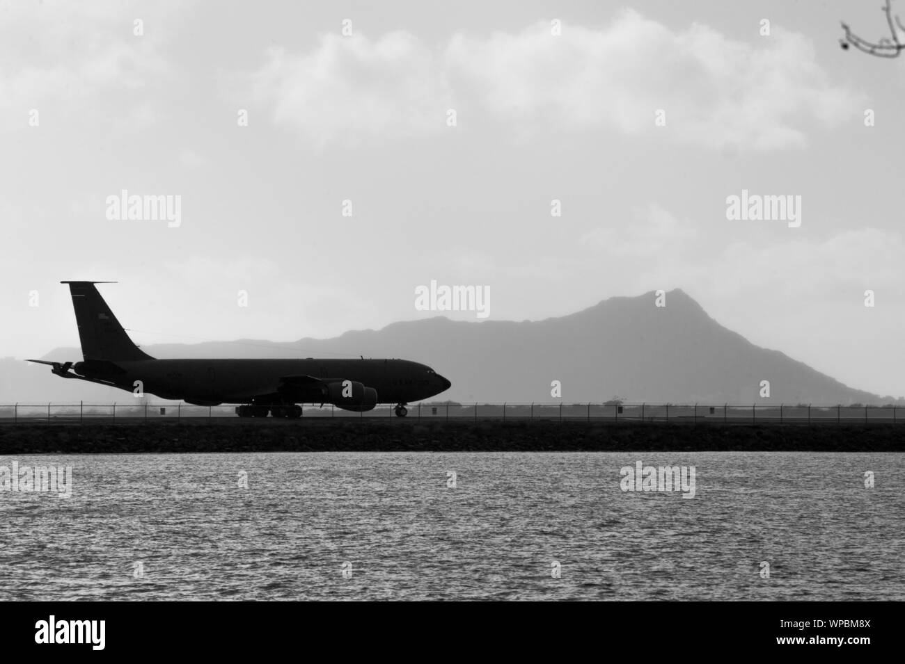 Un KC-135 Stratotanker les taxis Joint Base Harbor-Hickam Pearl ligne de vol le 4 septembre 2019. Deux camions-citernes de la Garde nationale aérienne de l'Utah et un tanker ANG Nebraska déménagé à New York pour participer à l'exercice 19-2 et fournir Aloha Sentry-air support de ravitaillement d'avions de chasse. Cette itération de Sentry Aloha comprend des membres de la Garde nationale aérienne de 15 membres et d'une unité de la Royal Australian Air Force. (U.S. Photo de la Garde nationale aérienne Aviateur John Senior Linzmeier) Banque D'Images