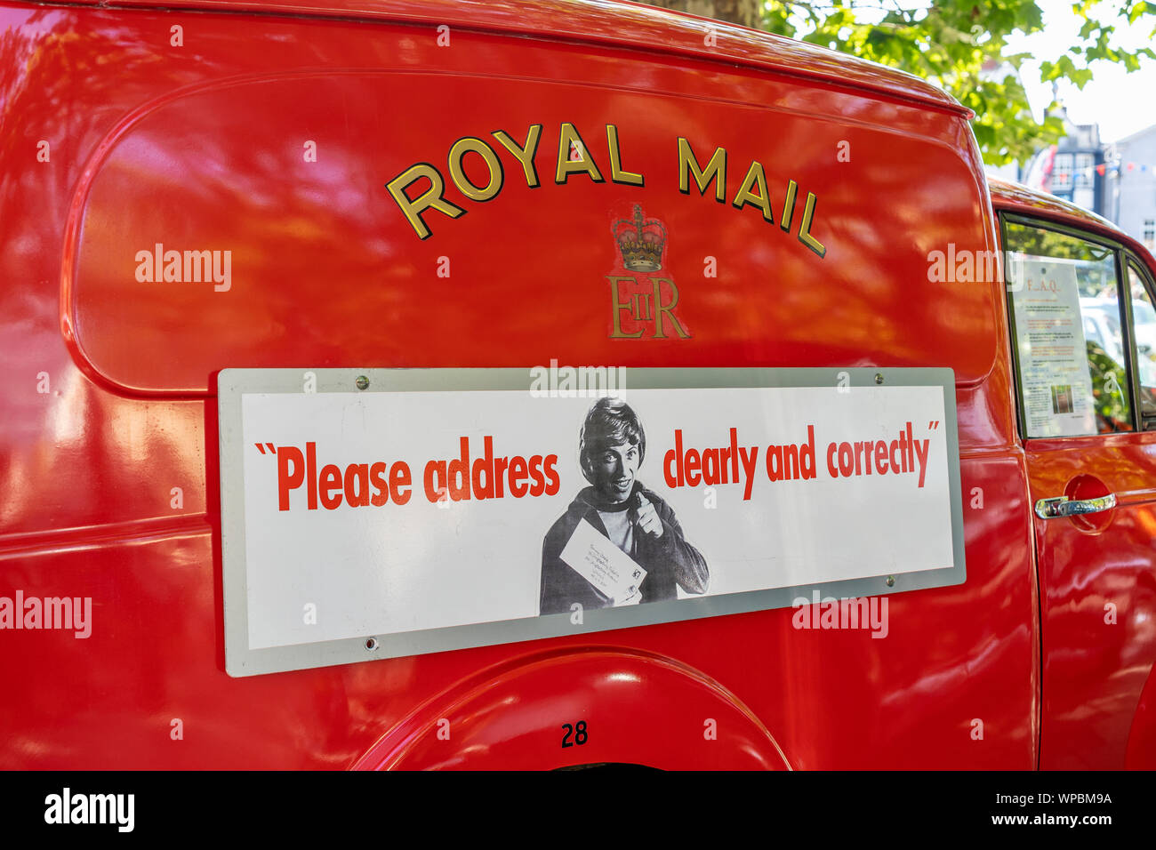 D'un côté vintage red Royal Mail delivery van avec slogan et une photo de la célébrité Tommy Steele Banque D'Images D'un côté vintage red Royal Mail delivery van avec slogan et une photo de la célébrité Tommy Steele Banque D'Images