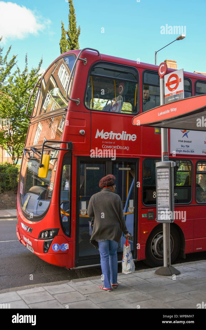 Londres, ANGLETERRE - Juin 2019 : Commuter attraper un bus de Londres rouge Banque D'Images