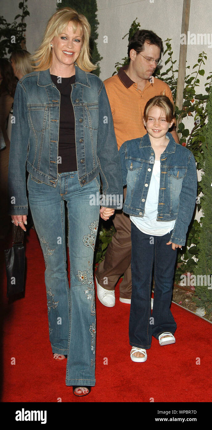 Melanie Griffith et sa fille Stella au réseau WB's 2005 All Star a tenu à La Cabana Club à Los Angeles, CA. L'événement a eu lieu le vendredi 22 juillet 2005. Photo par : SBM / PictureLux - Tous droits réservés Référence de dossier 33864-973SBMPLX Banque D'Images