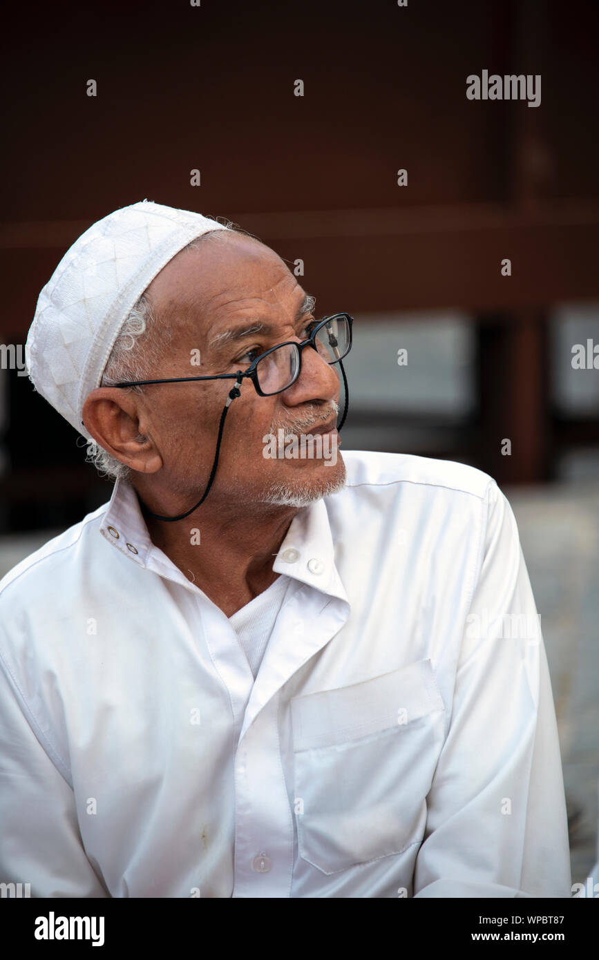 Groupe d'hommes jouant aux dominos dans Al Balad, le quartier historique de Jeddah, Arabie saoudite. Les hommes se réunissent une fois par semaine pour jouer aux dominos Banque D'Images