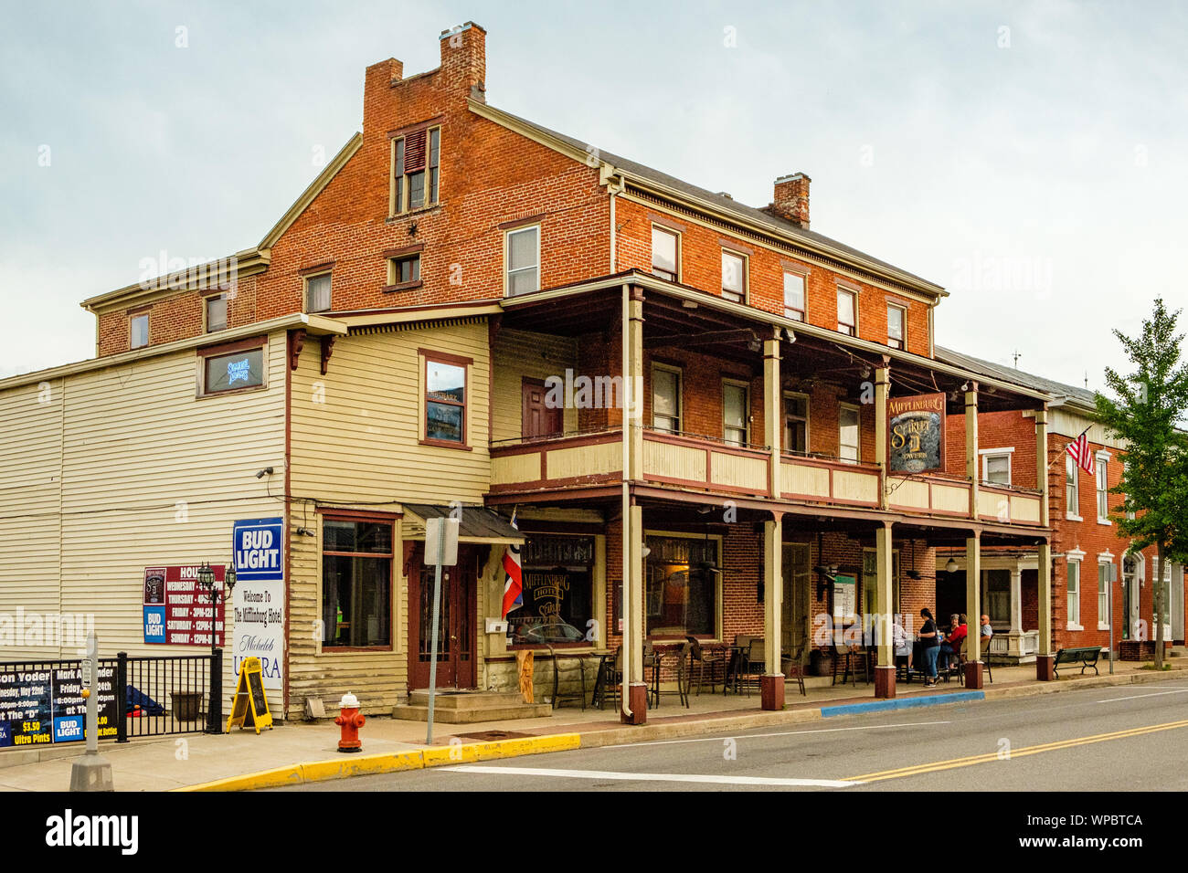 Auberge de Mifflinburg et cramoisi D Tavern, 264, rue Chestnut, Mifflinburg, New York Banque D'Images