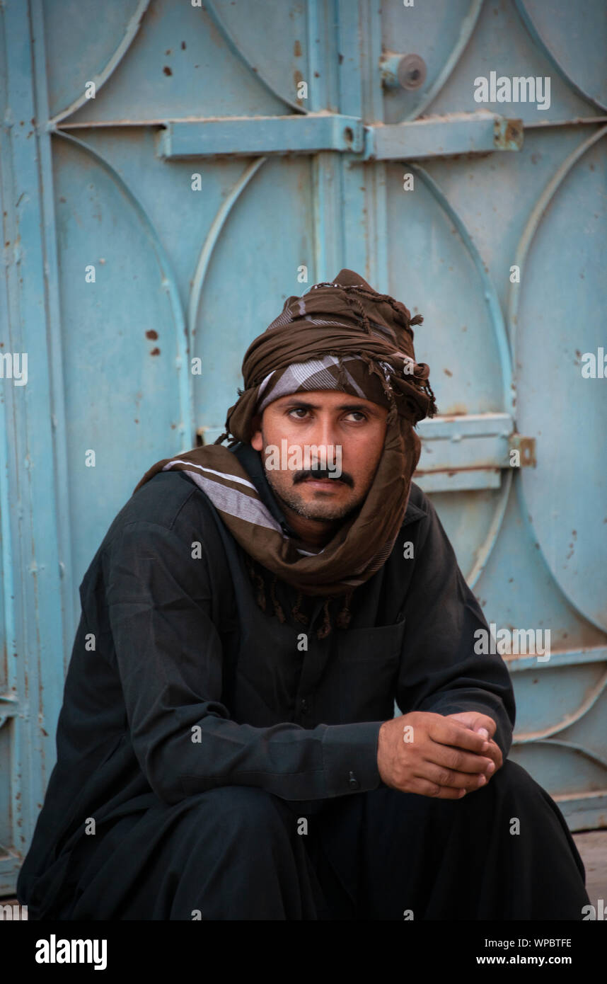 Middle Eastern homme portant un foulard traditionnel du Moyen-Orient Banque D'Images