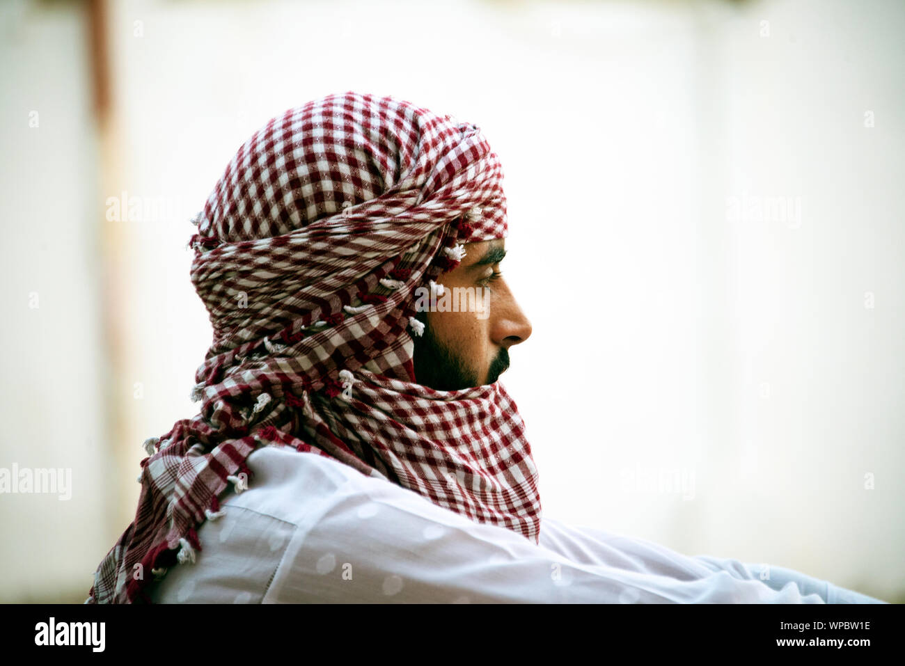 Profil d'un homme portant un keffieh traditionnel coiffure à Jeddah, Arabie  Saoudite Photo Stock - Alamy