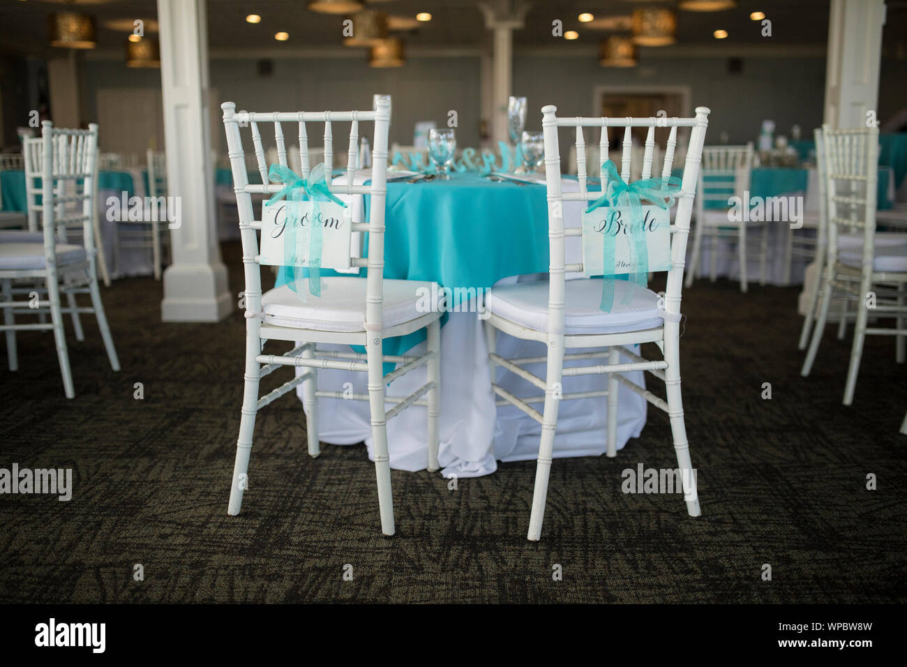 Le tableau mis en place pour votre réception de mariage avec des chaises et des signes disant mariés. Banque D'Images