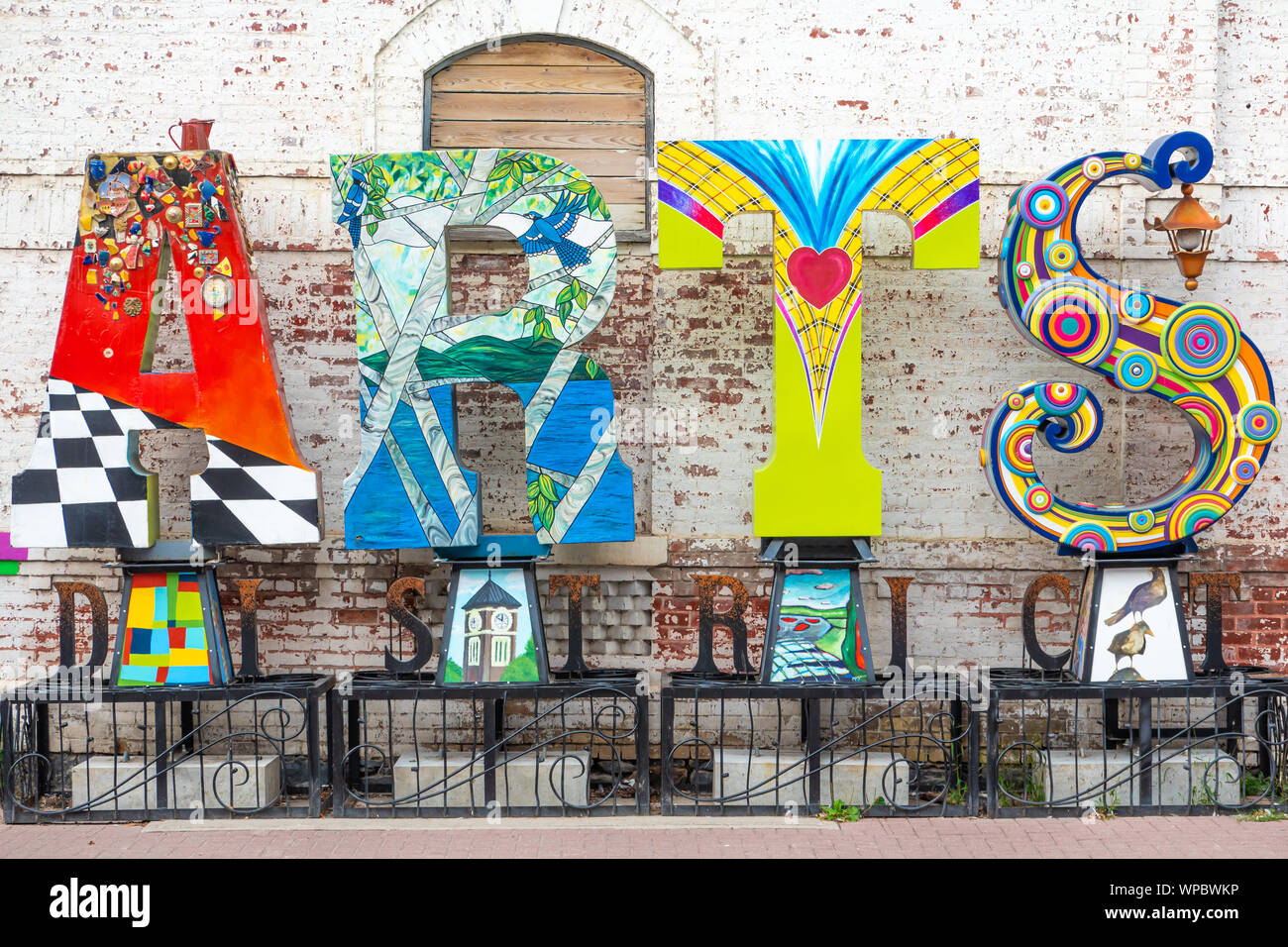Inscrivez-colorés dans le quartier des Arts du centre-ville d'Orillia Ontario Canada annonçant la communauté artistique florissante dans la région. Banque D'Images