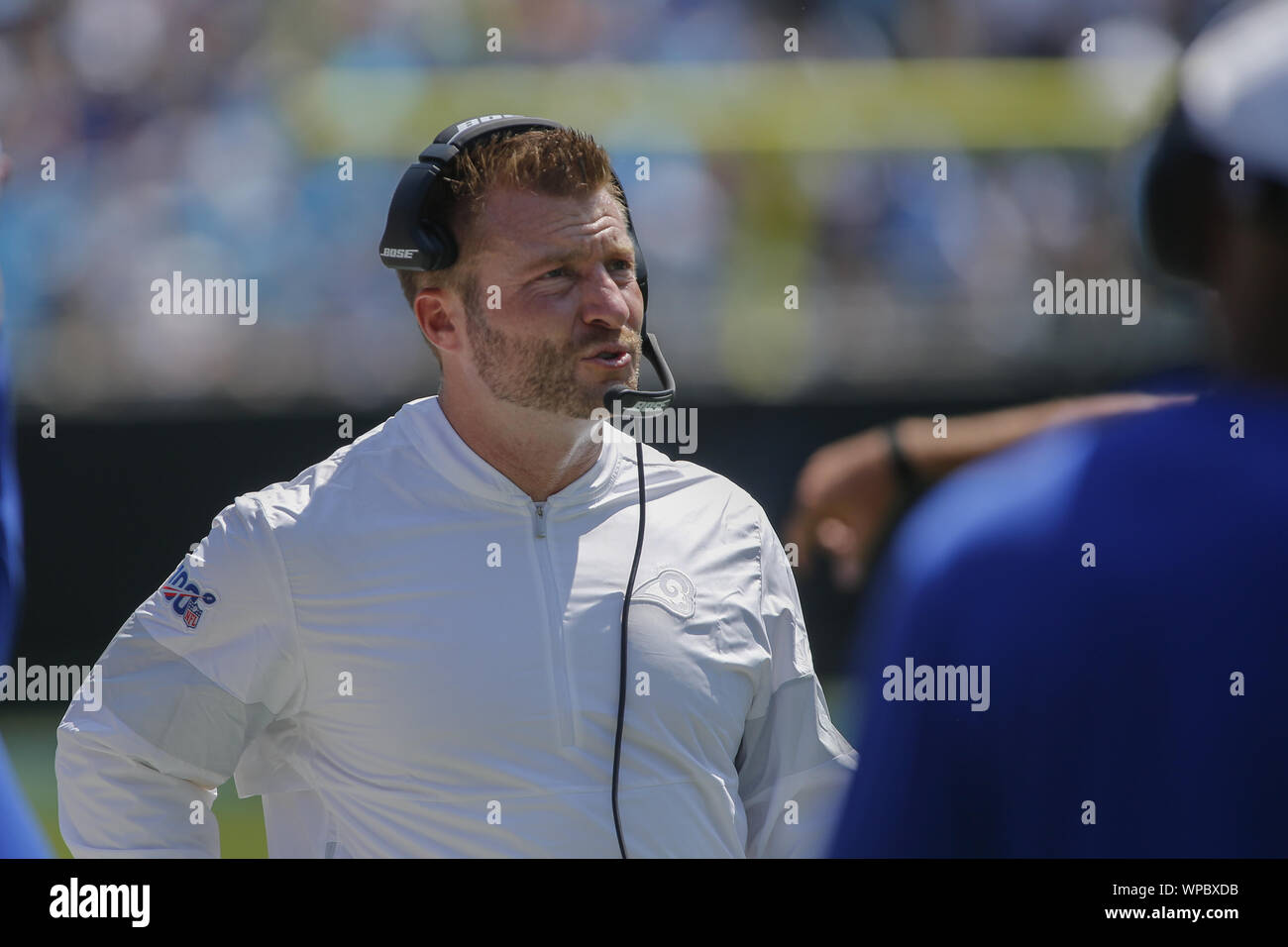 Los Angeles Rams l'entraîneur-chef Sean McVay regarde son équipe jouer contre les Carolina Panthers dans la première moitié d'un jeu de football américain NFL à Charlotte, Caroline du Nord le 8 septembre 2019. Photo par Nell Redmond/UPI. Banque D'Images