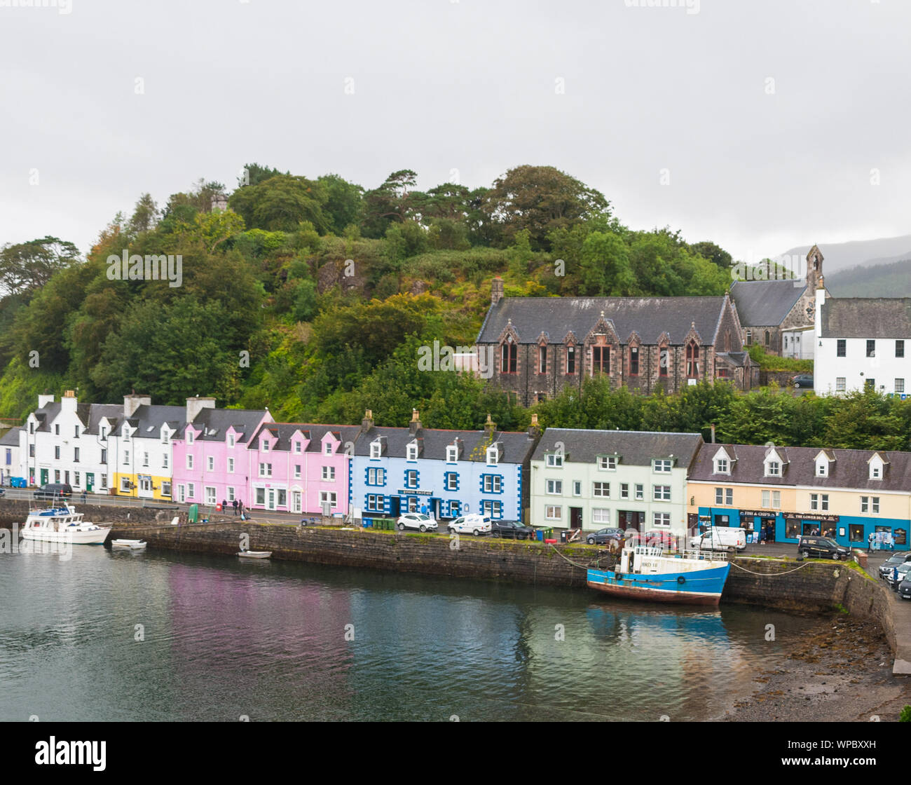Maisons colorées d'un petit port en Ecosse Banque D'Images