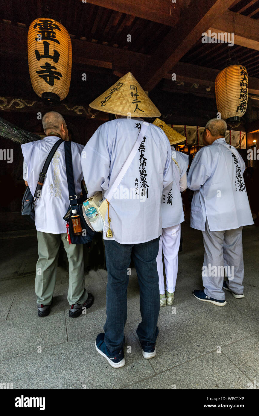 Henro est le mot japonais pour pilgrim - ils sont reconnaissables à leurs vêtements blancs, de carex chapeaux et des bâtons de marche spéciale avec des cloches. Les la plupart des fam Banque D'Images
