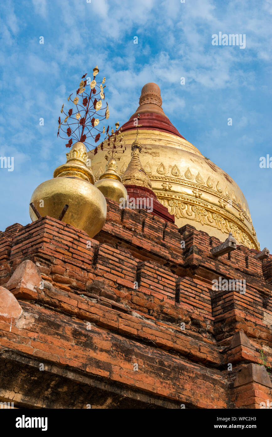 Photo verticale de la partie supérieure de l'ancienne Pagode Dhammayazika bouddhiste durant la journée ciel bleu, monument de Bagan au Myanmar Banque D'Images