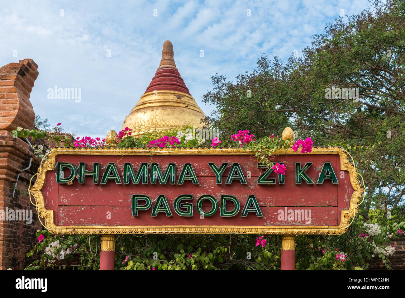 Conseil de l'image horizontale écrit le nom de la pagode bouddhiste pagode hammayazika «', monument de Bagan au Myanmar Banque D'Images