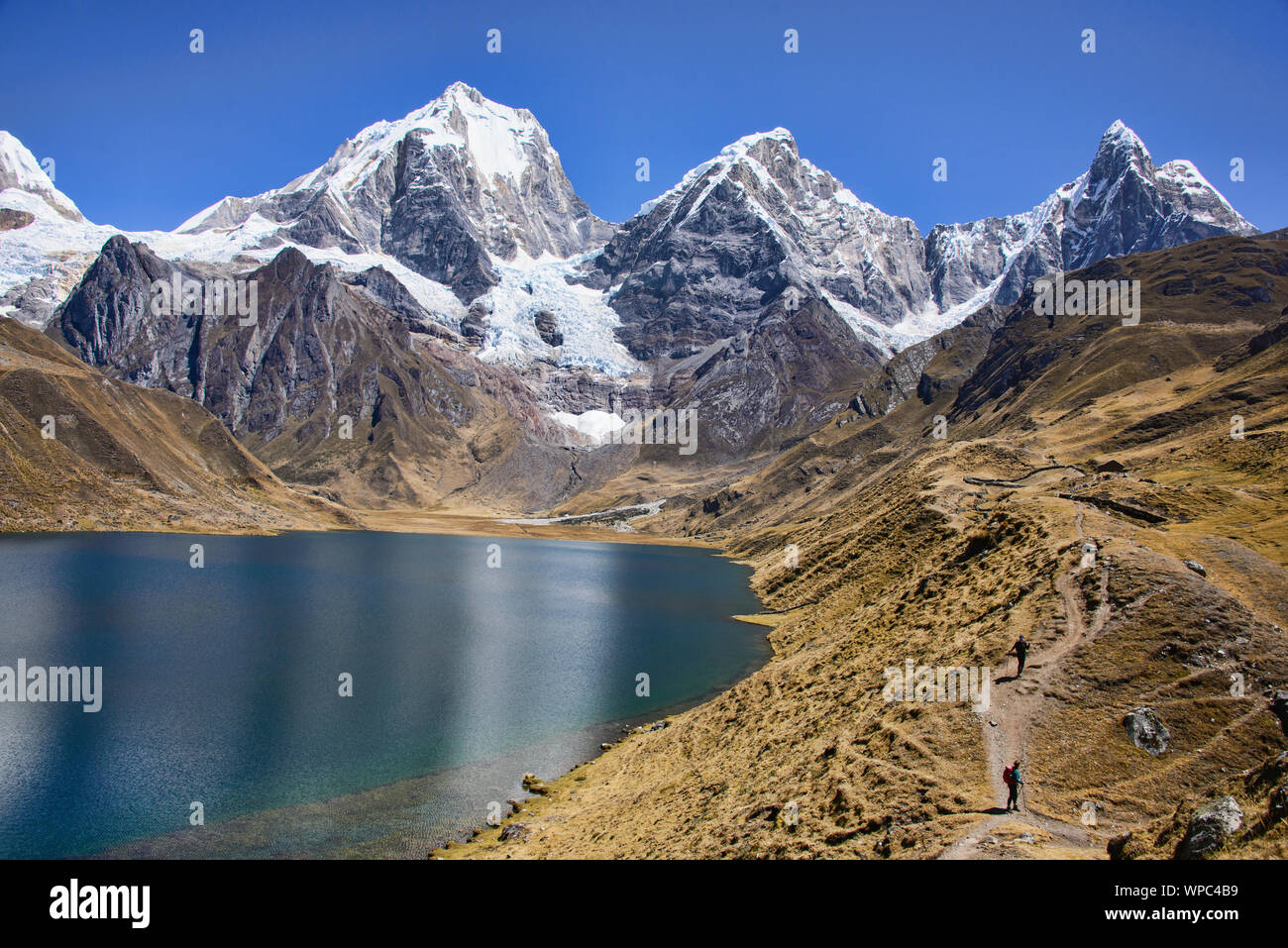 Le beau paysage la beauté de la Laguna Carhuacocha, Cordillera Huayhuash, Ancash, Pérou Banque D'Images