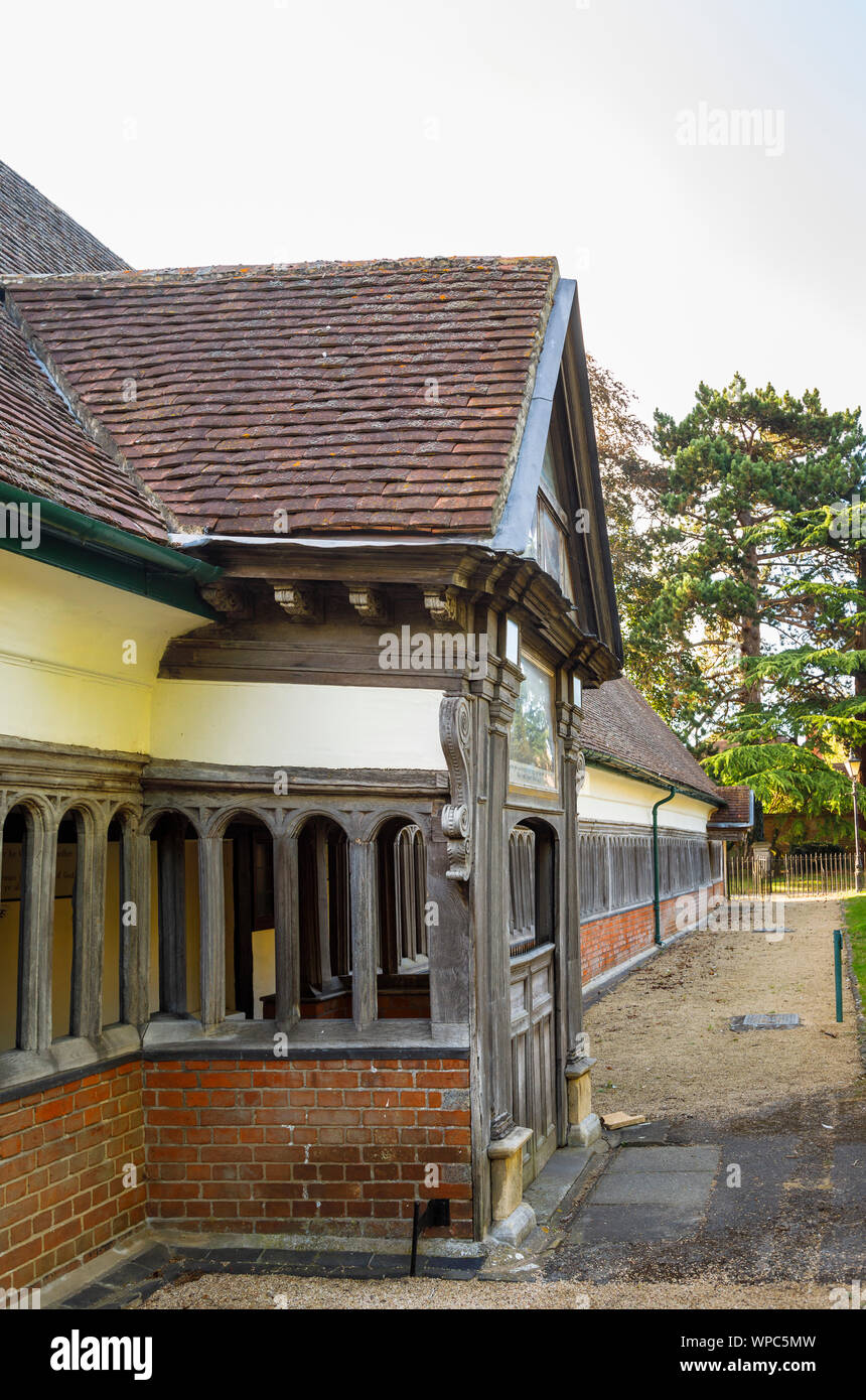 Porche à pignons et le cloître à pied du 17ème siècle historique longue allée hospices, Abingdon-on-Thames, Oxfordshire, au sud-est de l'Angleterre, Royaume-Uni Banque D'Images