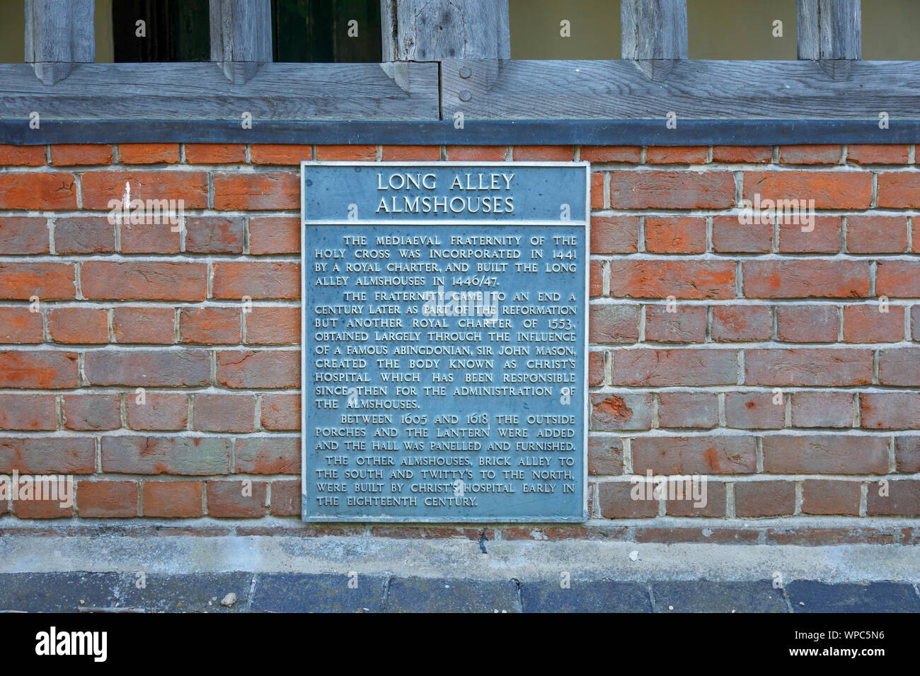 Plaque murale avec des informations sur l'histoire de la longue allée historique hospices, Abingdon-on-Thames, Oxfordshire, au sud-est de l'Angleterre, Royaume-Uni Banque D'Images