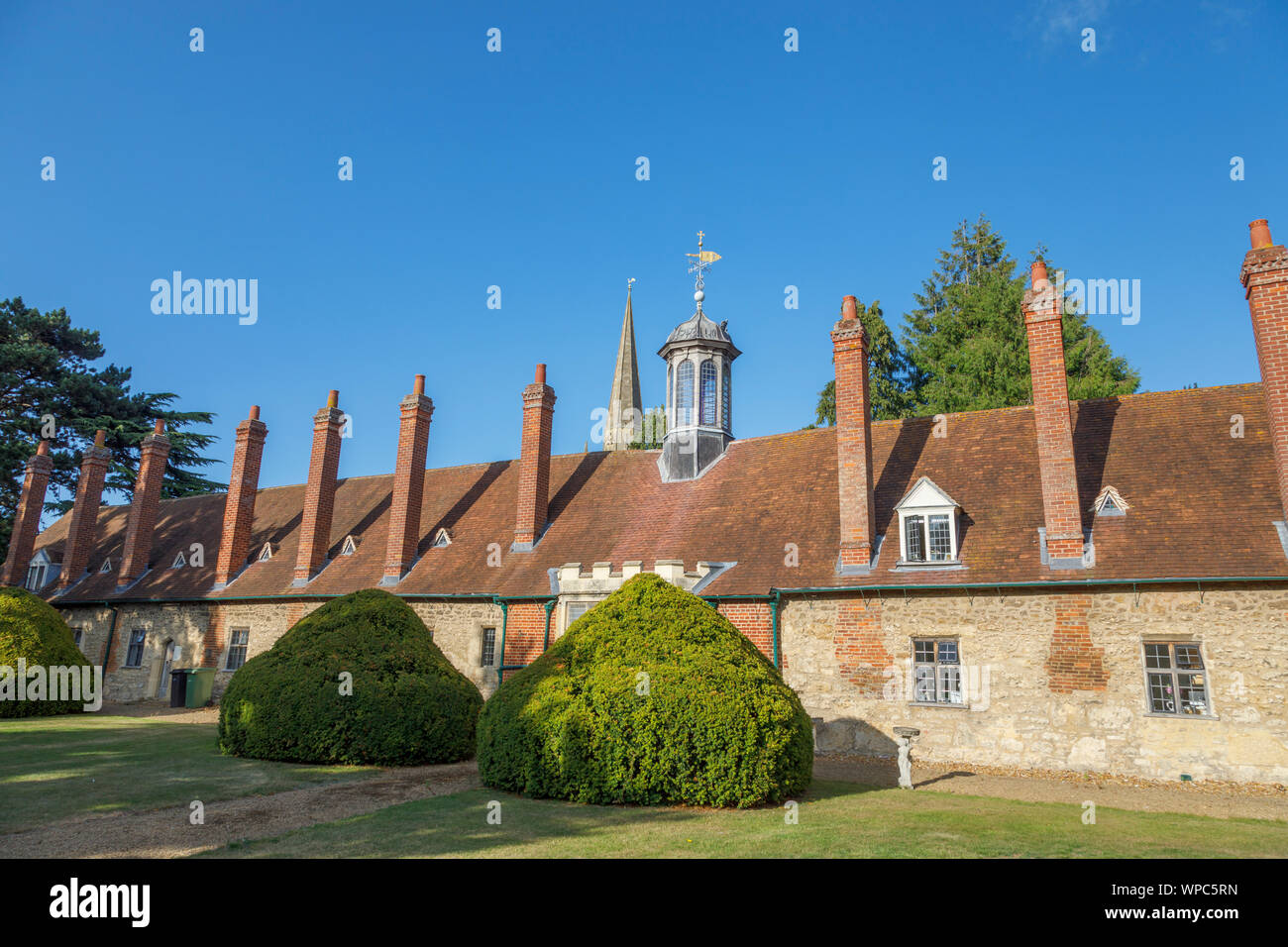 L'arrière de la longue allée hospices avec toit lanterne et flèche de St Helen's Church, Abingdon-on-Thames, Oxfordshire, au sud-est de l'Angleterre, Royaume-Uni Banque D'Images