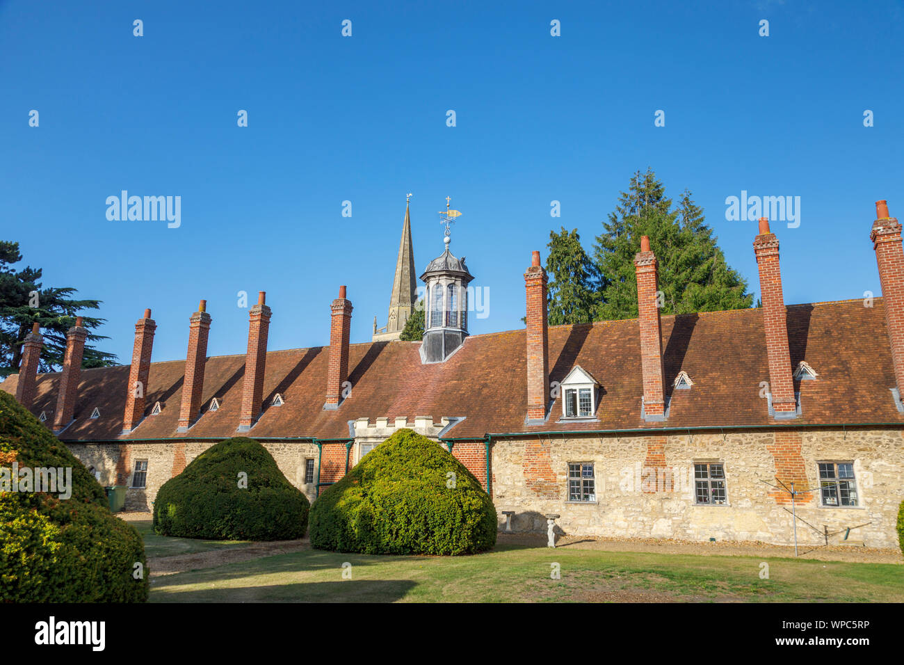 L'arrière de la longue allée hospices avec toit lanterne et flèche de St Helen's Church, Abingdon-on-Thames, Oxfordshire, au sud-est de l'Angleterre, Royaume-Uni Banque D'Images