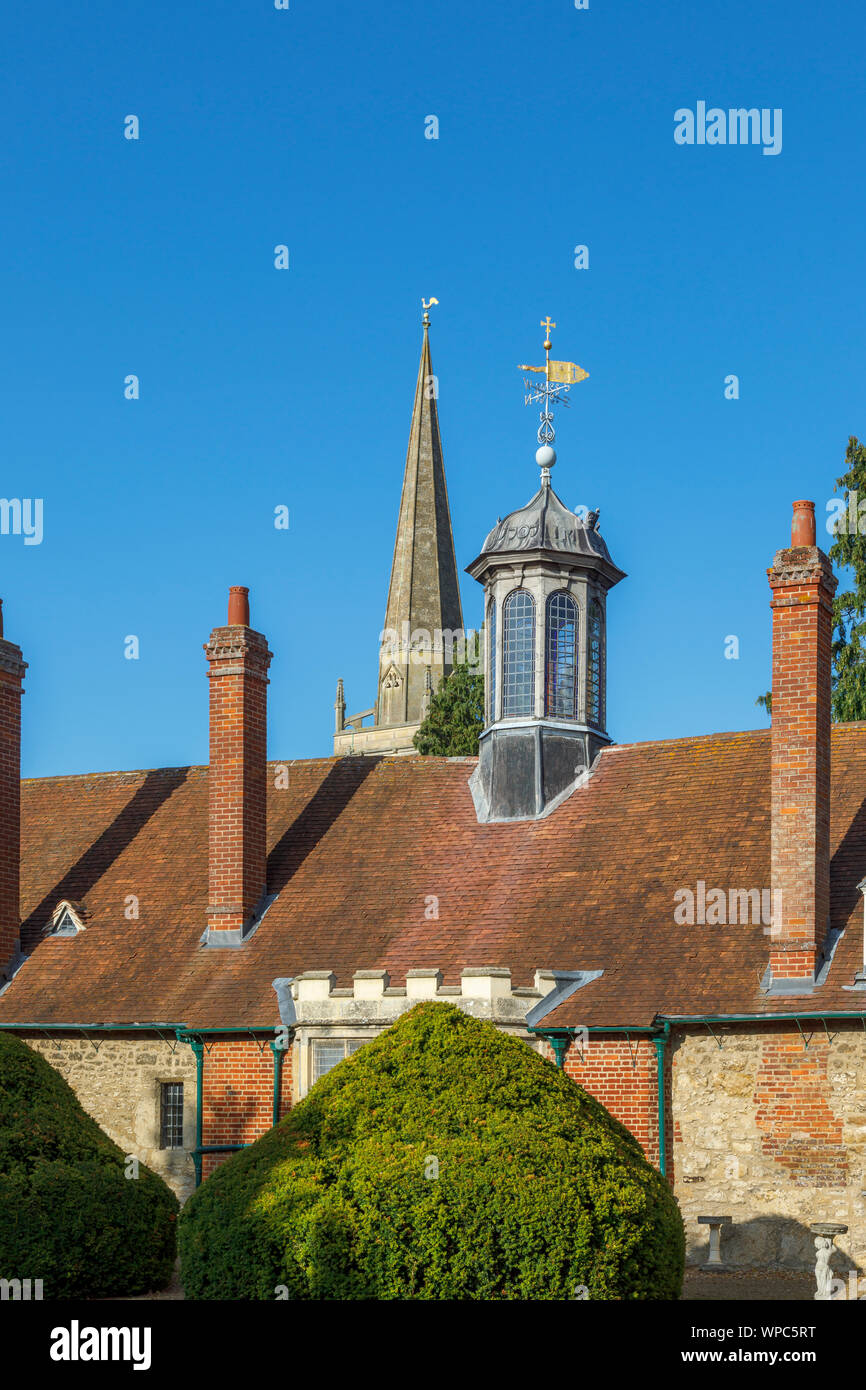 L'arrière de la longue allée hospices avec toit lanterne et flèche de St Helen's Church, Abingdon-on-Thames, Oxfordshire, au sud-est de l'Angleterre, Royaume-Uni Banque D'Images
