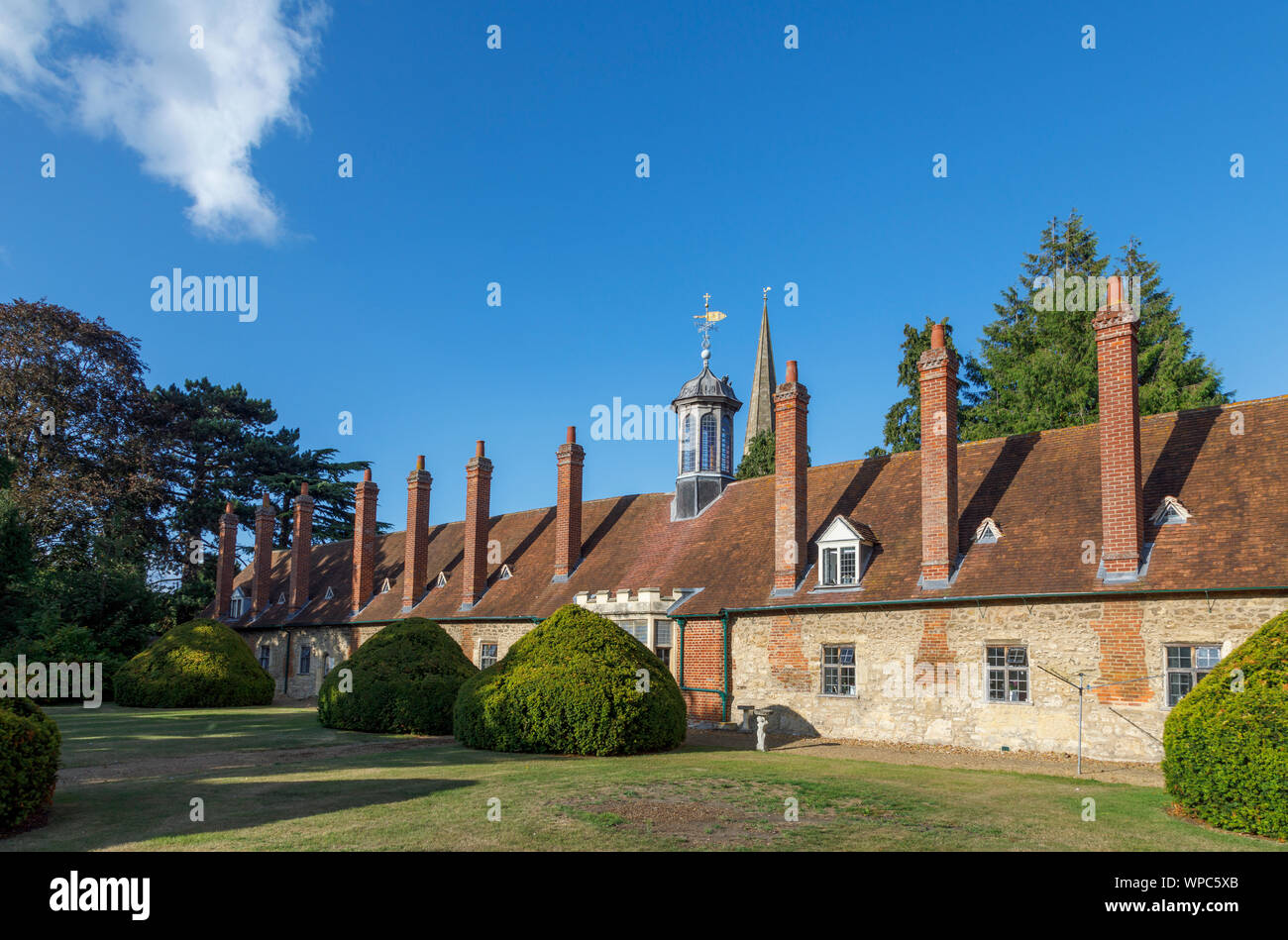 L'arrière de la longue allée hospices avec toit lanterne et flèche de St Helen's Church, Abingdon-on-Thames, Oxfordshire, au sud-est de l'Angleterre, Royaume-Uni Banque D'Images