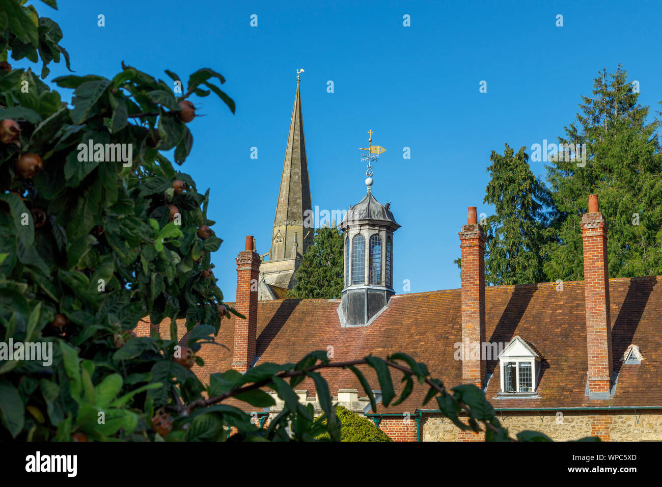 L'arrière de la longue allée hospices avec toit lanterne et flèche de St Helen's Church, Abingdon-on-Thames, Oxfordshire, au sud-est de l'Angleterre, Royaume-Uni Banque D'Images