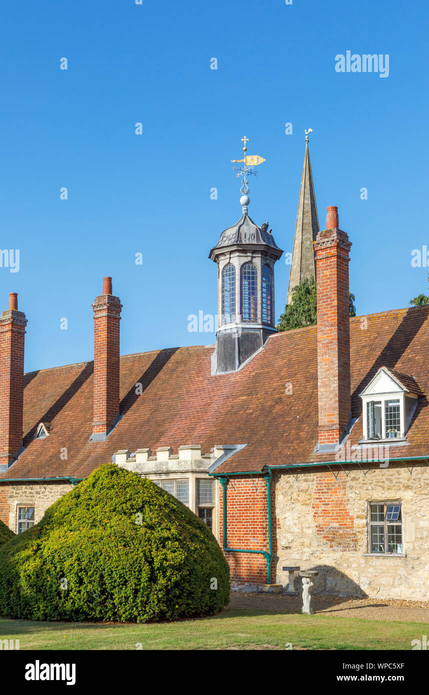 Lanterne sur le toit d'hospices et longue allée spire de St Helen's Church, Abingdon-on-Thames, Oxfordshire, au sud-est de l'Angleterre, Royaume-Uni Banque D'Images
