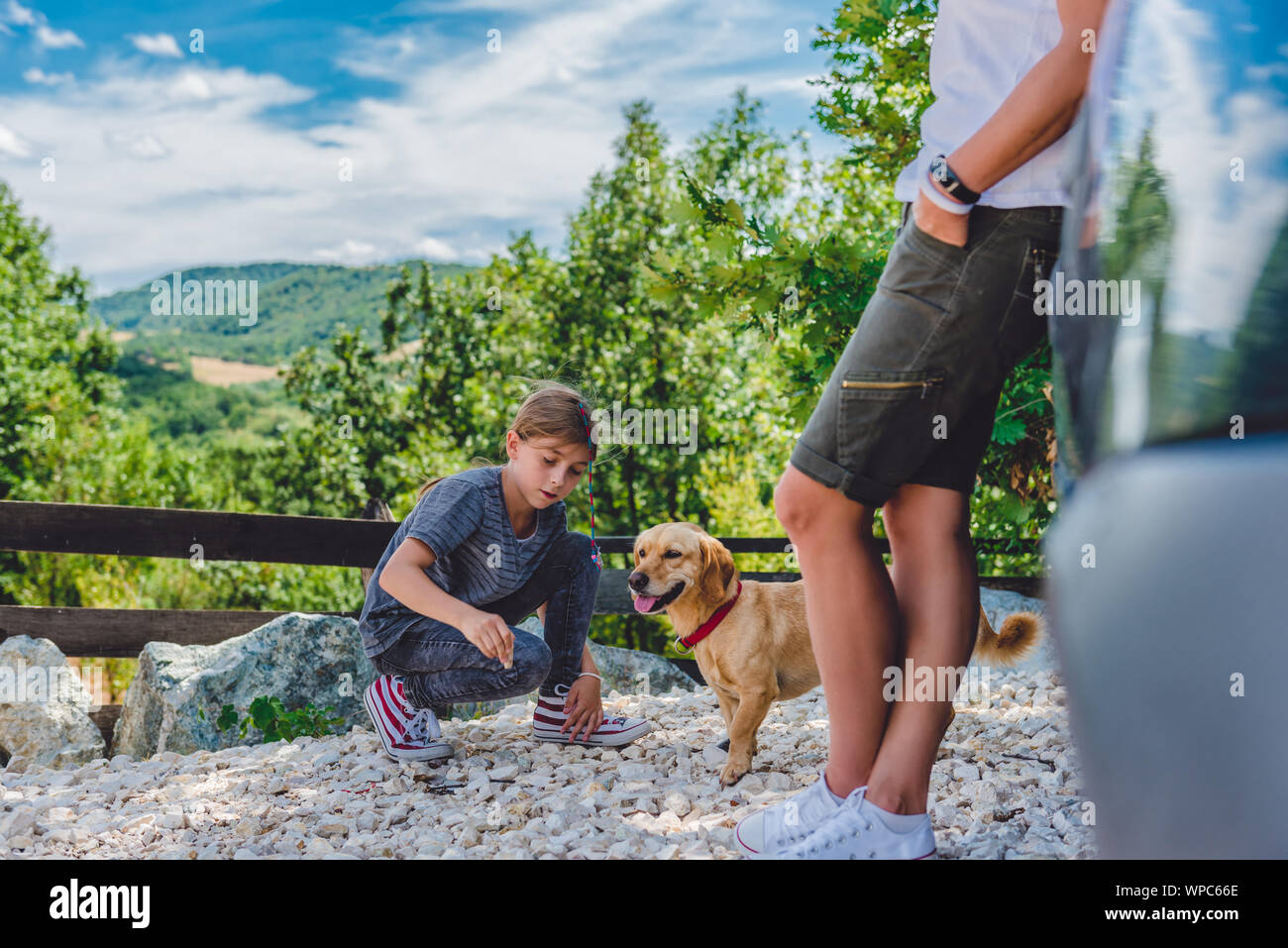 Famille sur un voyage sur la route en faisant une pause pour étirer les jambes après avoir conduit Banque D'Images