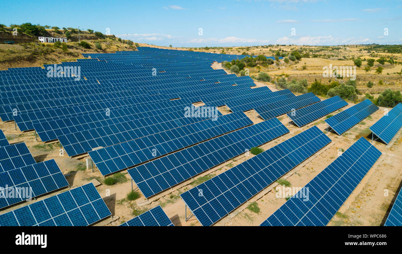 Champ de panneaux solaires en Espagne. Concept d'énergie renouvelable alternative verte Banque D'Images