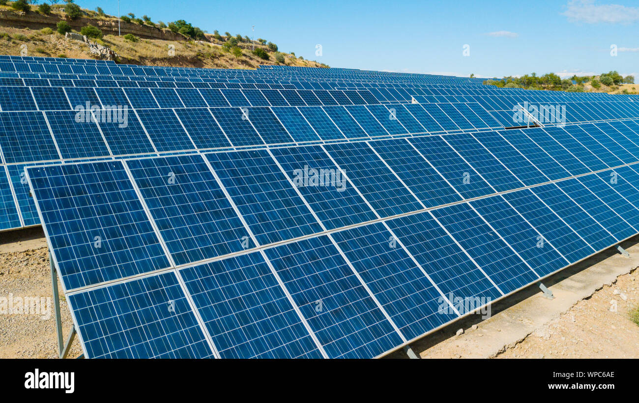 Panneau solaire ferme vu du dessus dans un paysage rural. Eco Friendly et énergies renouvelables concept Banque D'Images