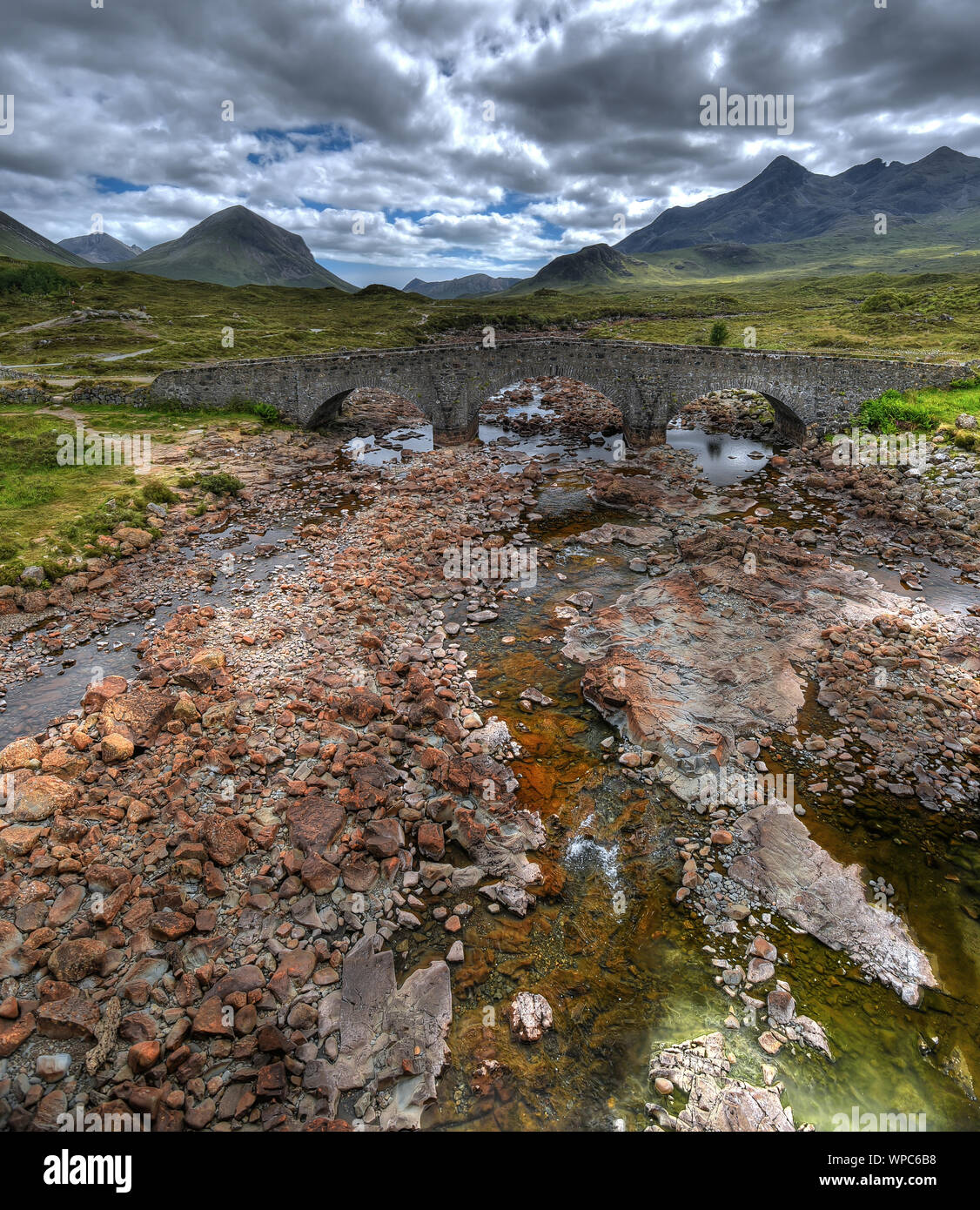 Pont de pierre dans l'ouest de l'Écosse sur l'île de Skye Banque D'Images