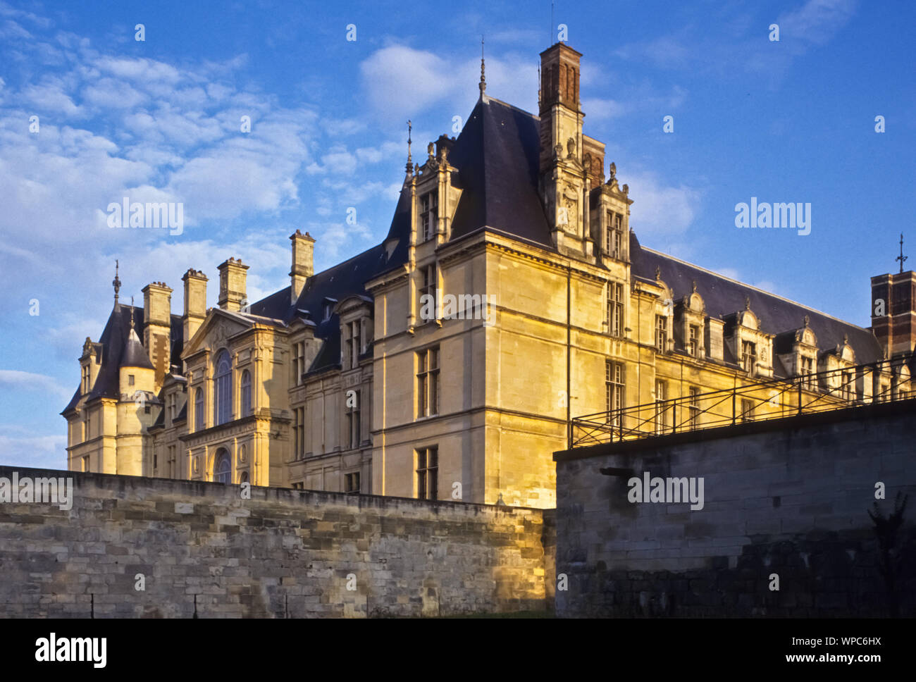 Das Schloss Écouen ist ein Schloss aus dem 16. Jahrhundert im Ort Écouen im Département Val-d'Oise. Es beherbergt das Musée national de la Renaissance Banque D'Images