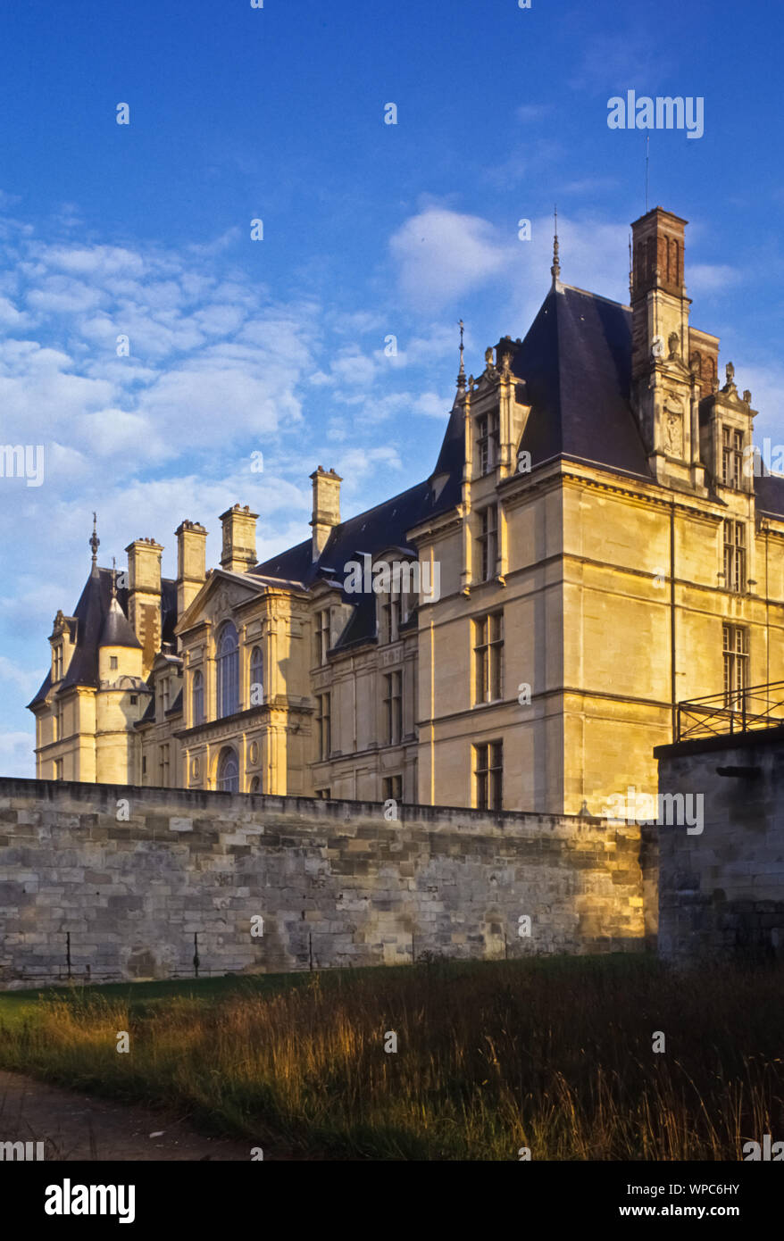 Das Schloss Écouen ist ein Schloss aus dem 16. Jahrhundert im Ort Écouen im Département Val-d'Oise. Es beherbergt das Musée national de la Renaissance Banque D'Images