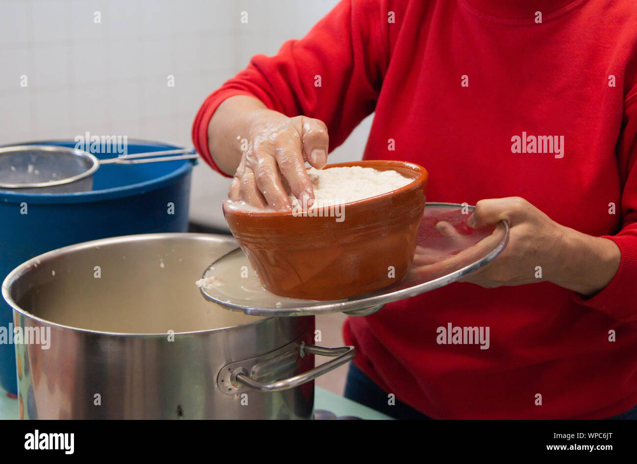 La fabrication du fromage Banque D'Images