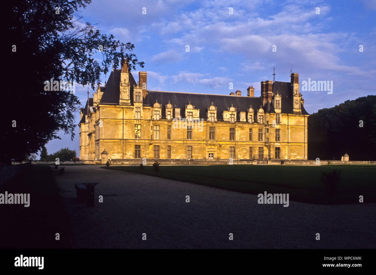 Das Schloss Écouen ist ein Schloss aus dem 16. Jahrhundert im Ort Écouen im Département Val-d'Oise. Es beherbergt das Musée national de la Renaissance Banque D'Images