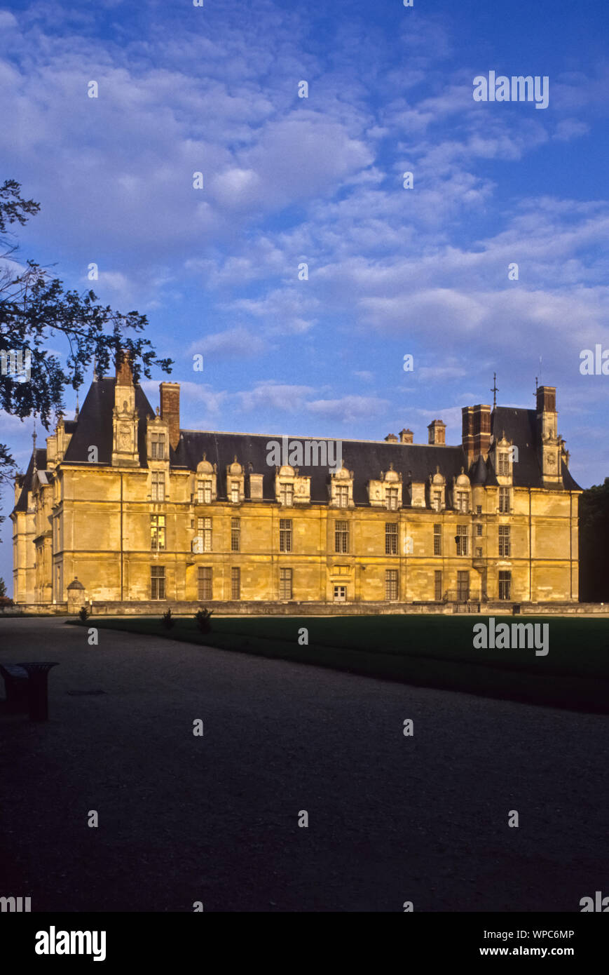 Das Schloss Écouen ist ein Schloss aus dem 16. Jahrhundert im Ort Écouen im Département Val-d'Oise. Es beherbergt das Musée national de la Renaissance Banque D'Images
