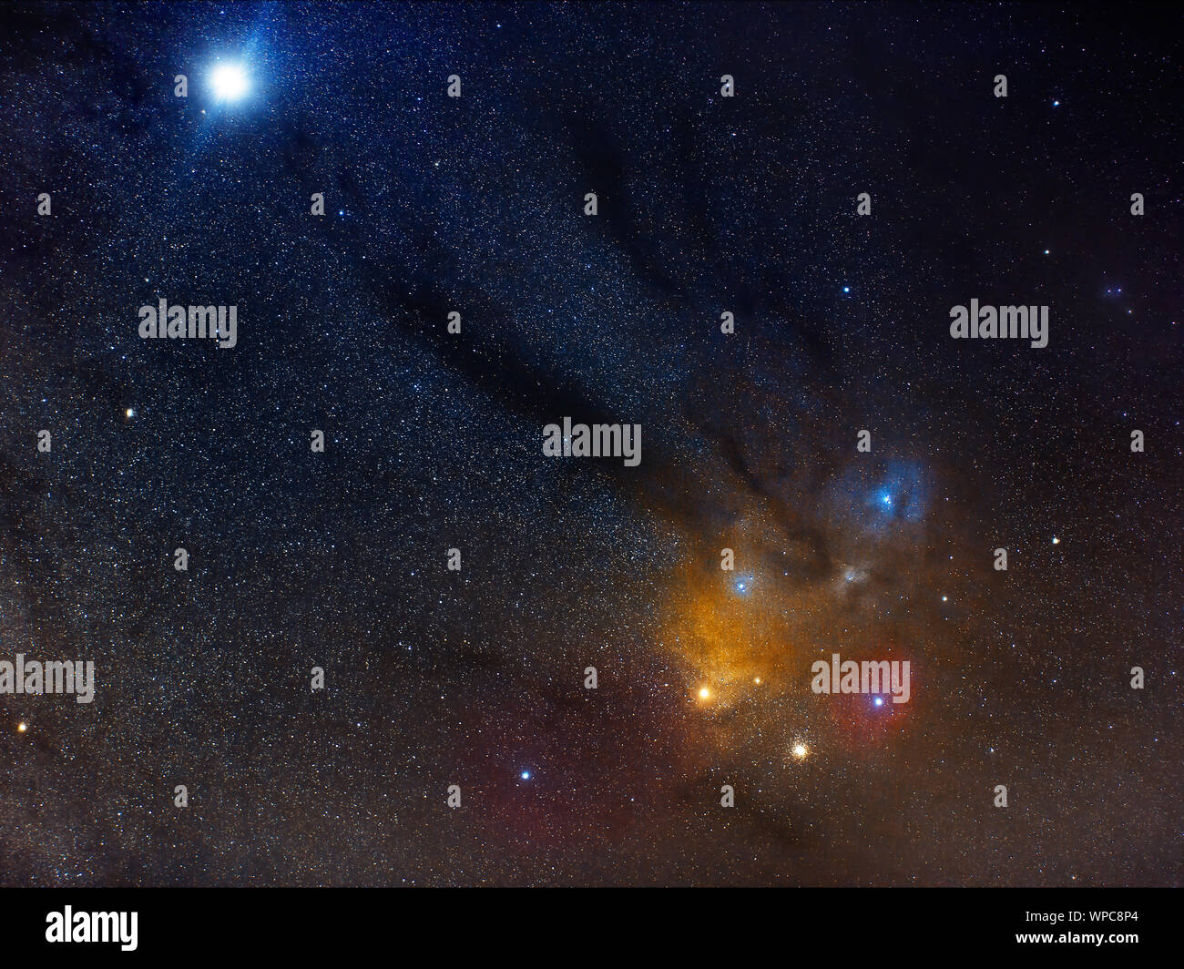 Rho Ophiuchi star cluster et nebula avec Jupiter dans le coin supérieur gauche Banque D'Images