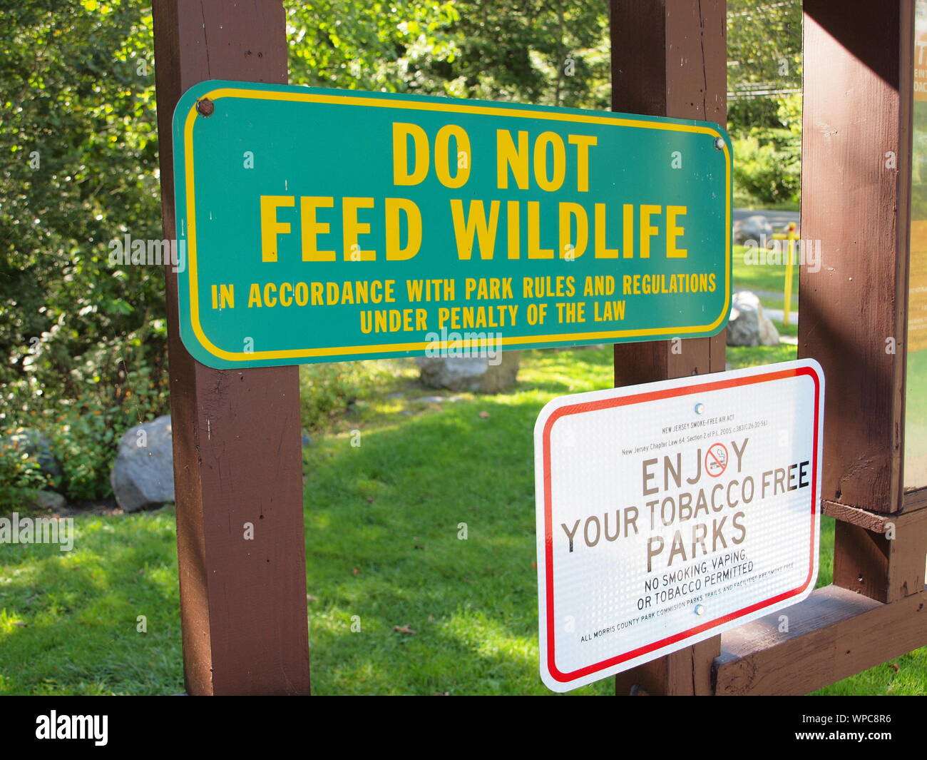 Les panneaux d'avertissement dans un local County Park dans le New Jersey Avertissement de ne pas nourrir les animaux sauvages ou à la fumée. La mise en garde aucun signe du tabac comprend vaping aussi. Banque D'Images
