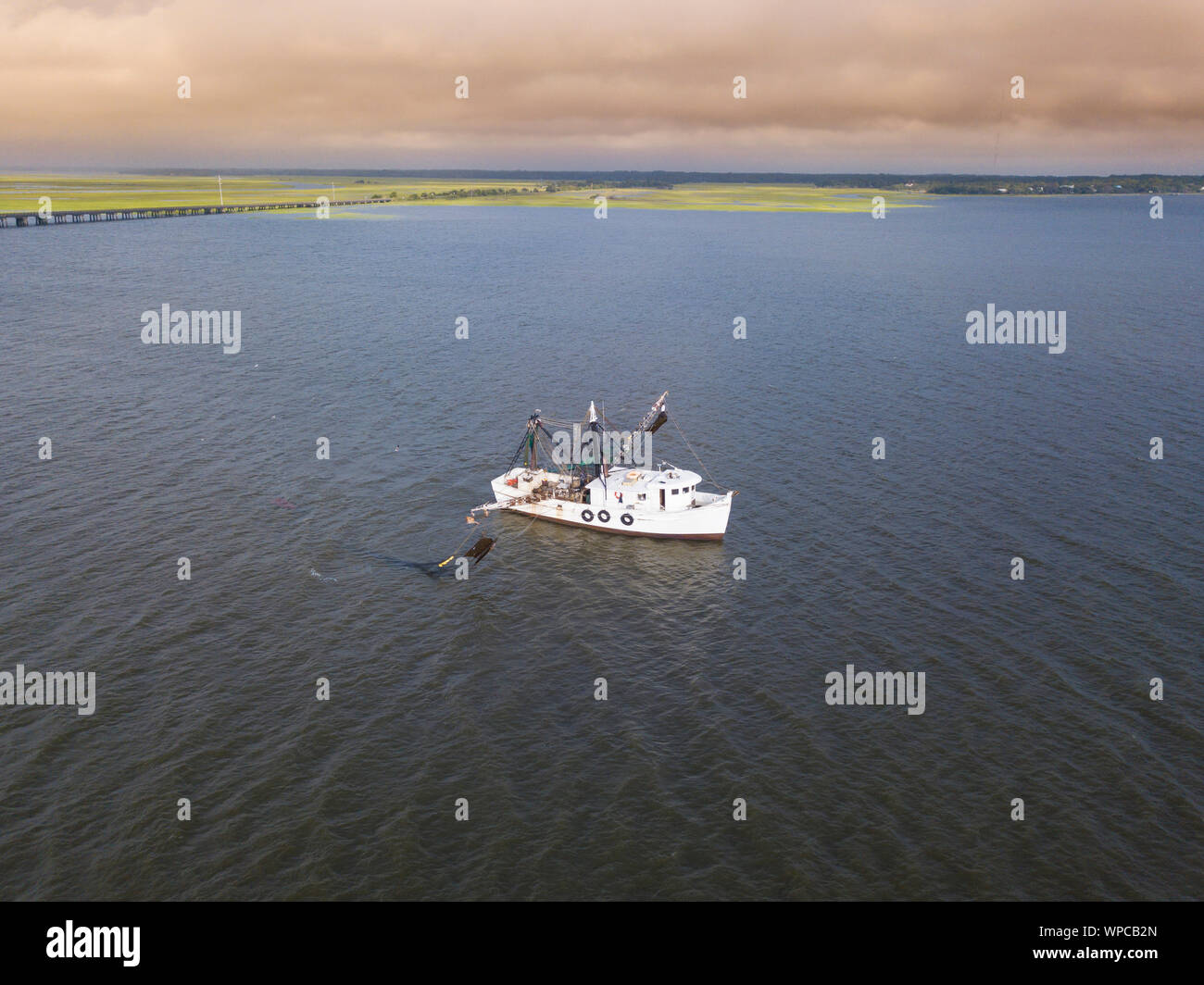 Bateau de crevettes qui sillonnent les eaux de la Caroline du Sud dans la première lumière. Banque D'Images