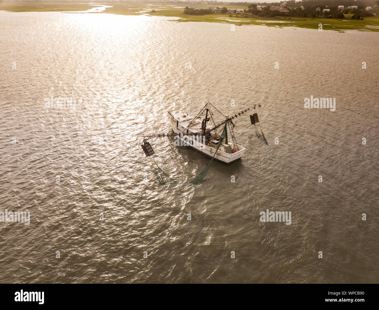 Vue aérienne de crevettes voile au large de la côte de la Caroline du Sud au lever du soleil, Banque D'Images