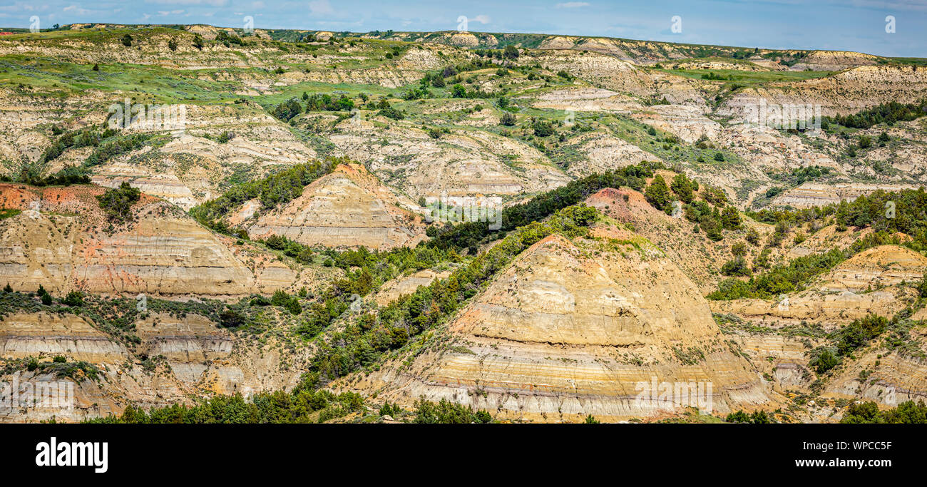 Une vue panoramique depuis la peint Canyon Overlook de l'unité sud du Parc National Theodore Roosevelt près de Medora, North Dakota. Banque D'Images