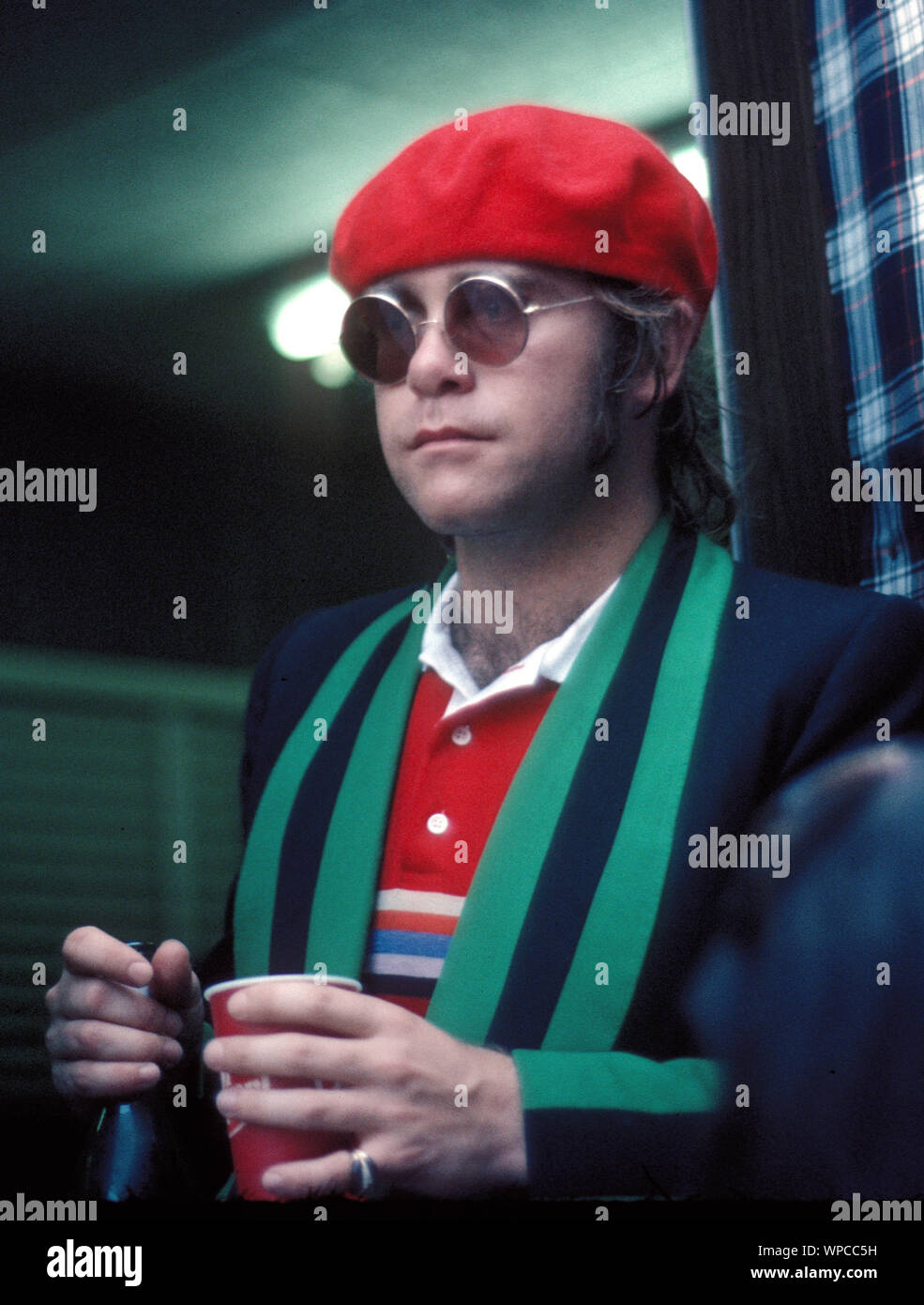 Elton John attend backstage pour un Kiki Dee concert au Dr. Pepper Music Festival à Central Park, New York en août, 1977 Banque D'Images Elton John attend backstage pour un Kiki Dee concert au Dr. Pepper Music Festival à Central Park, New York en août, 1977 Banque D'Images