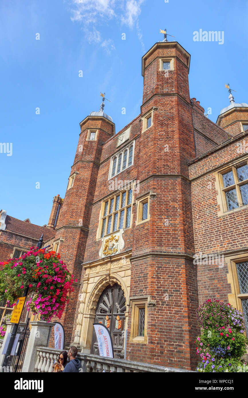 Abbot's Hospital, un monument d'indigents bâtiment historique dans High Street, Guildford, ville du comté de Surrey, au sud-est de l'Angleterre, Royaume Uni sur une journée ensoleillée Banque D'Images