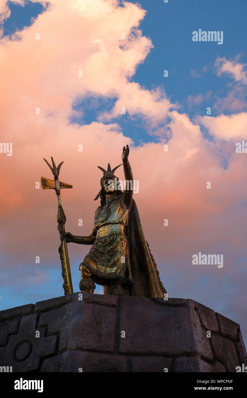 Statue de Pachacuti Inca, Cusco Plaza de Armas Cusco, Province d'Urubamba, Vallée Sacrée, Pérou Banque D'Images