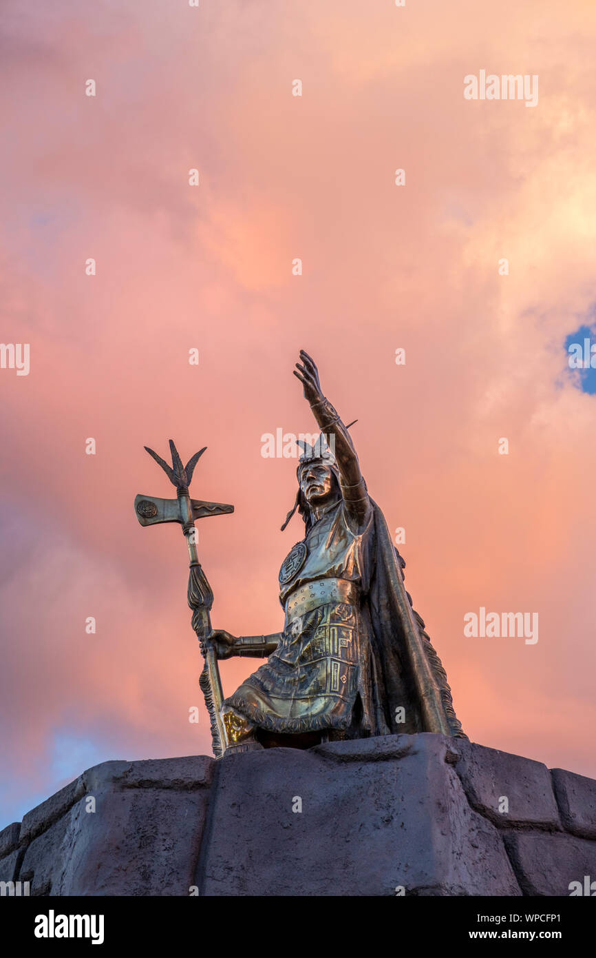 Statue de Pachacuti Inca, ville de Cusco Plaza de Armas Cusco, province d'Urubamba, Vallée sacrée, Pérou Banque D'Images