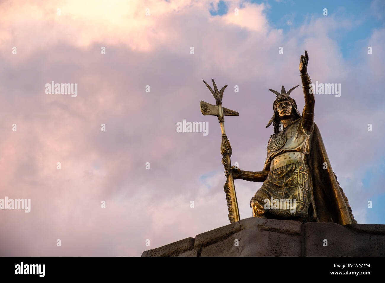 Statue de Pachacuti Inca, Cusco Plaza de Armas Cusco, Province d'Urubamba, Vallée Sacrée, Pérou Banque D'Images