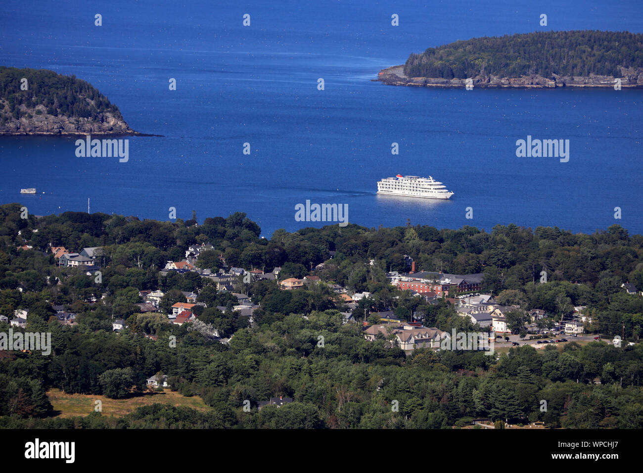 Un bateau de croisière dans la baie des Français avec Bar Harbour et l'île de Porcupine haut de Cadillac Mountain.Le parc national Acadia.Mount Desert.Maine.USA Banque D'Images