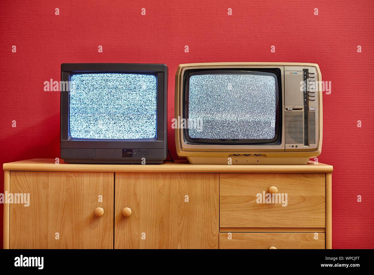 Deux anciens téléviseurs Banque D'Images