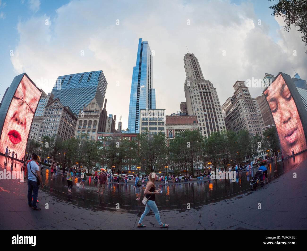 Un grand angle, le fisheye view de Jaume Plensa populaire du travail de fontaine d'art public dans le Millennium Park, Chicago, Illinois. Banque D'Images