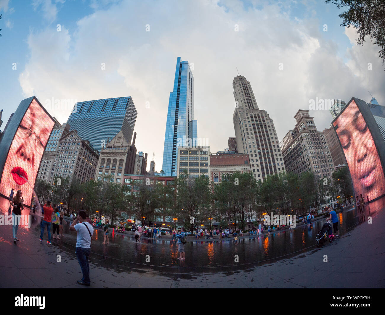 Un grand angle, le fisheye view de Jaume Plensa populaire du travail de fontaine d'art public dans le Millennium Park, Chicago, Illinois. Banque D'Images