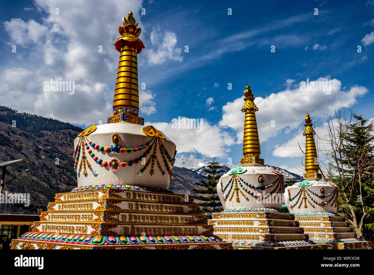 Monastère et budhha angle unique couleur image est prise à Manali Inde montrant sa merveilleuse diversité. Banque D'Images