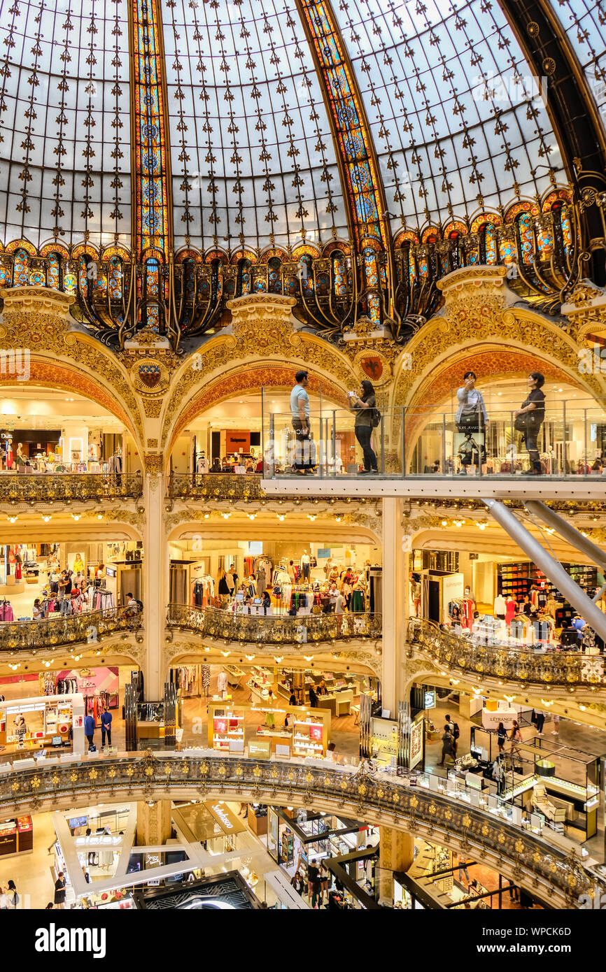 Consommateurs et aux touristes de prendre des photos à la galerie en verre à des Galeries Lafayette de Paris Haussmann Banque D'Images
