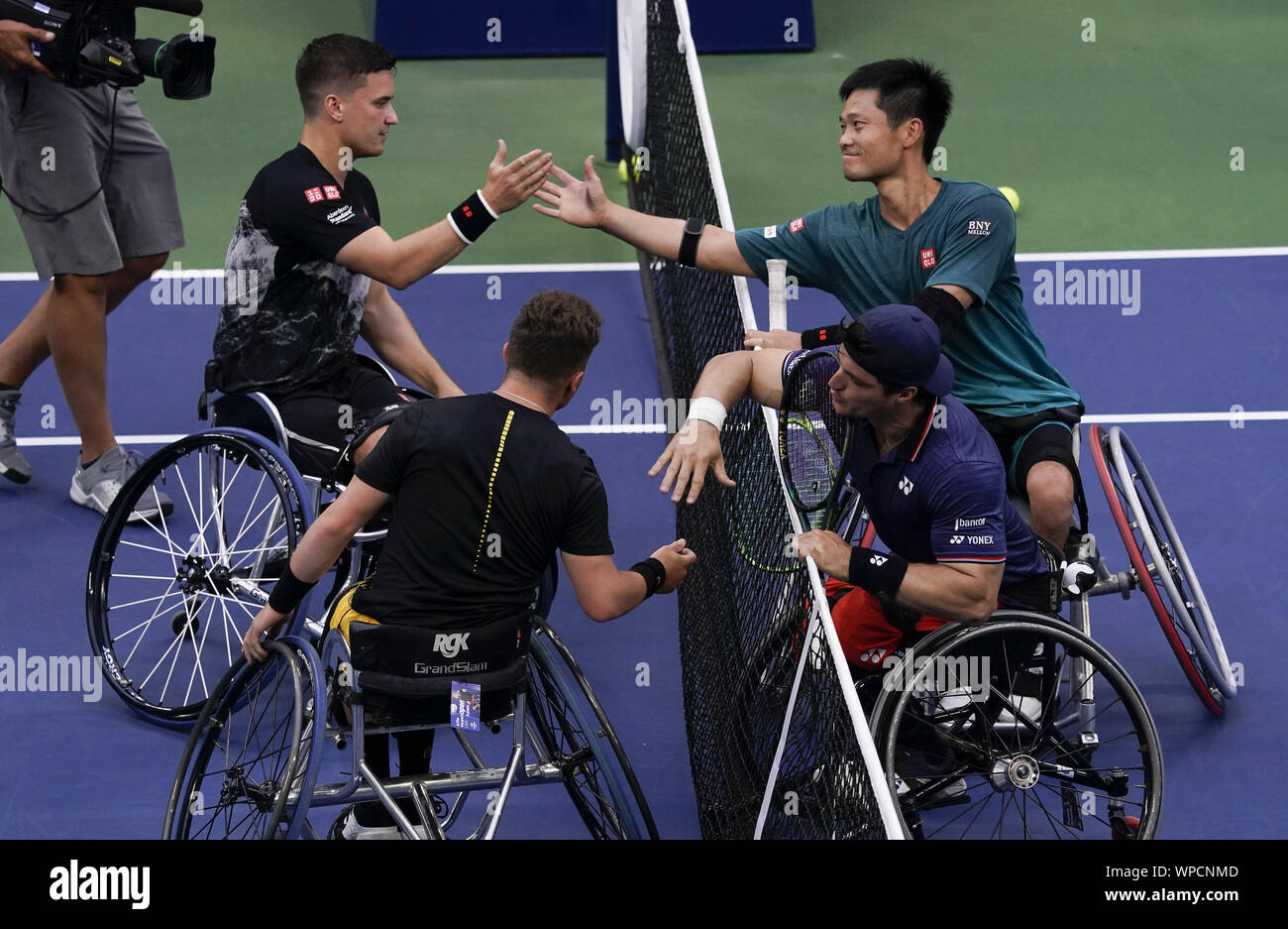 Flushing Meadow, New York, USA. 05Th Sep 2019. Shingo Kunieda (en haut), du Japon, et Gustavo Fernandez, partenaire de l'Argentine, se serrer la main au filet avec Alfie Hewitt et Gordon Reid, de Grande-Bretagne, après avoir perdu la finale du double en fauteuil roulant au Championnat 2019 US Open Tennis Championships à l'USTA Billie Jean King National Tennis Center le Dimanche, Septembre 8, 2019 à New York. Photo par Ray Stubblebine/UPI UPI : Crédit/Alamy Live News Banque D'Images